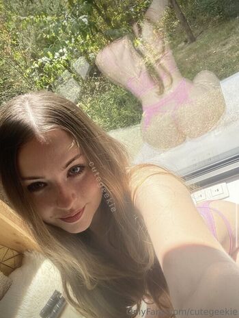 🔥 Cutegeekie page leaked private photo uncensored full