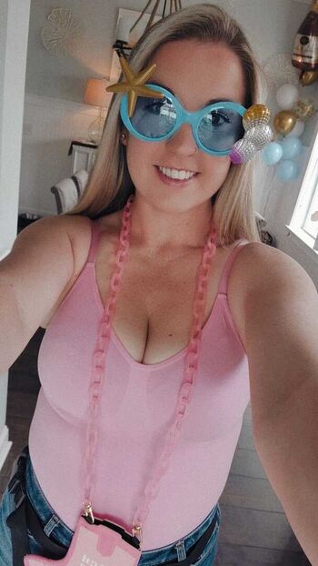 🔥 Tatted blonde bombshell leaked private photo uncensored full